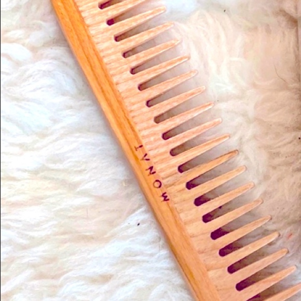 Monat wood comb